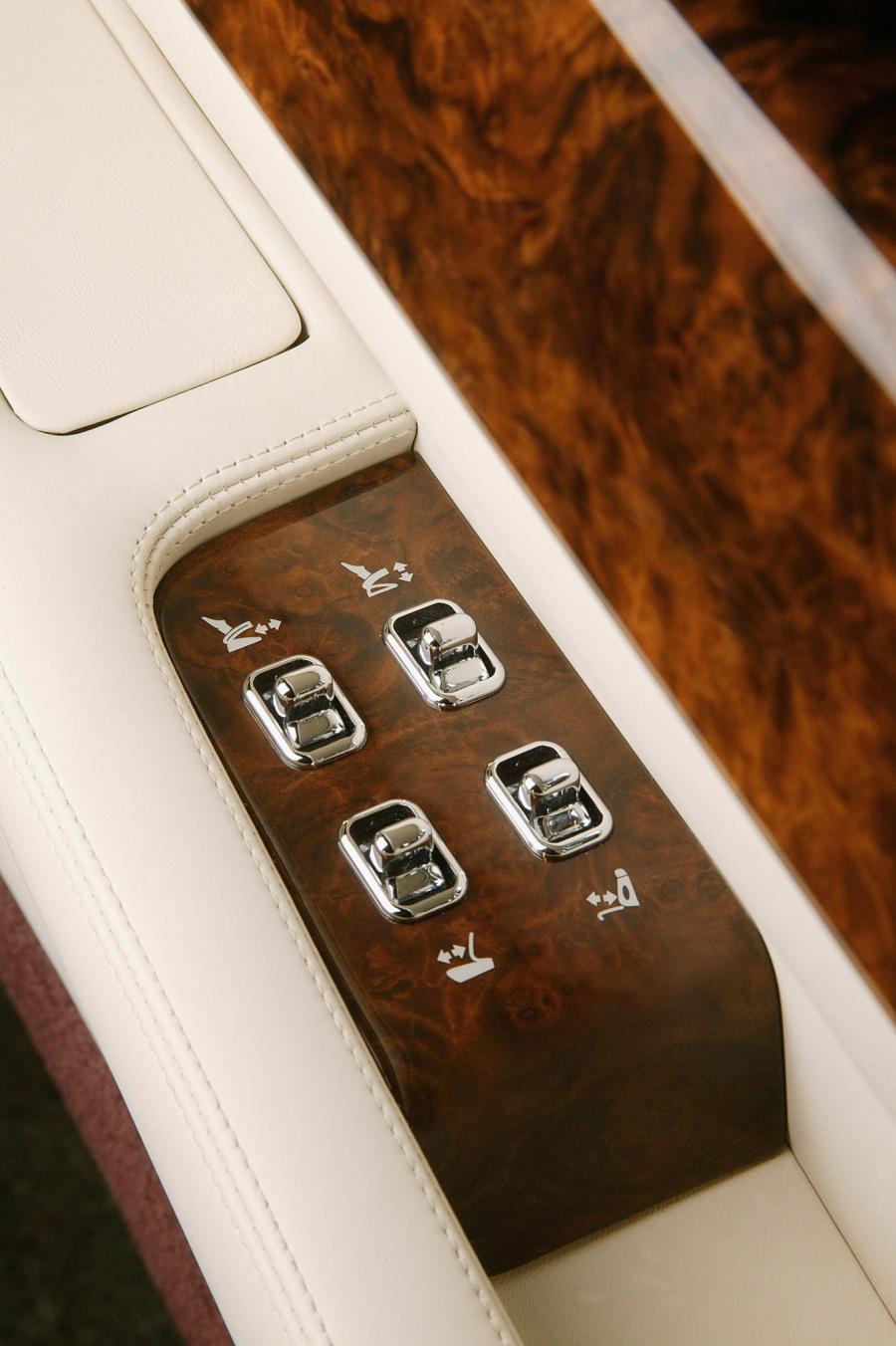 Детали интерьера Bentley Arnage Limousine 2005 года  (фото 4 из 20)